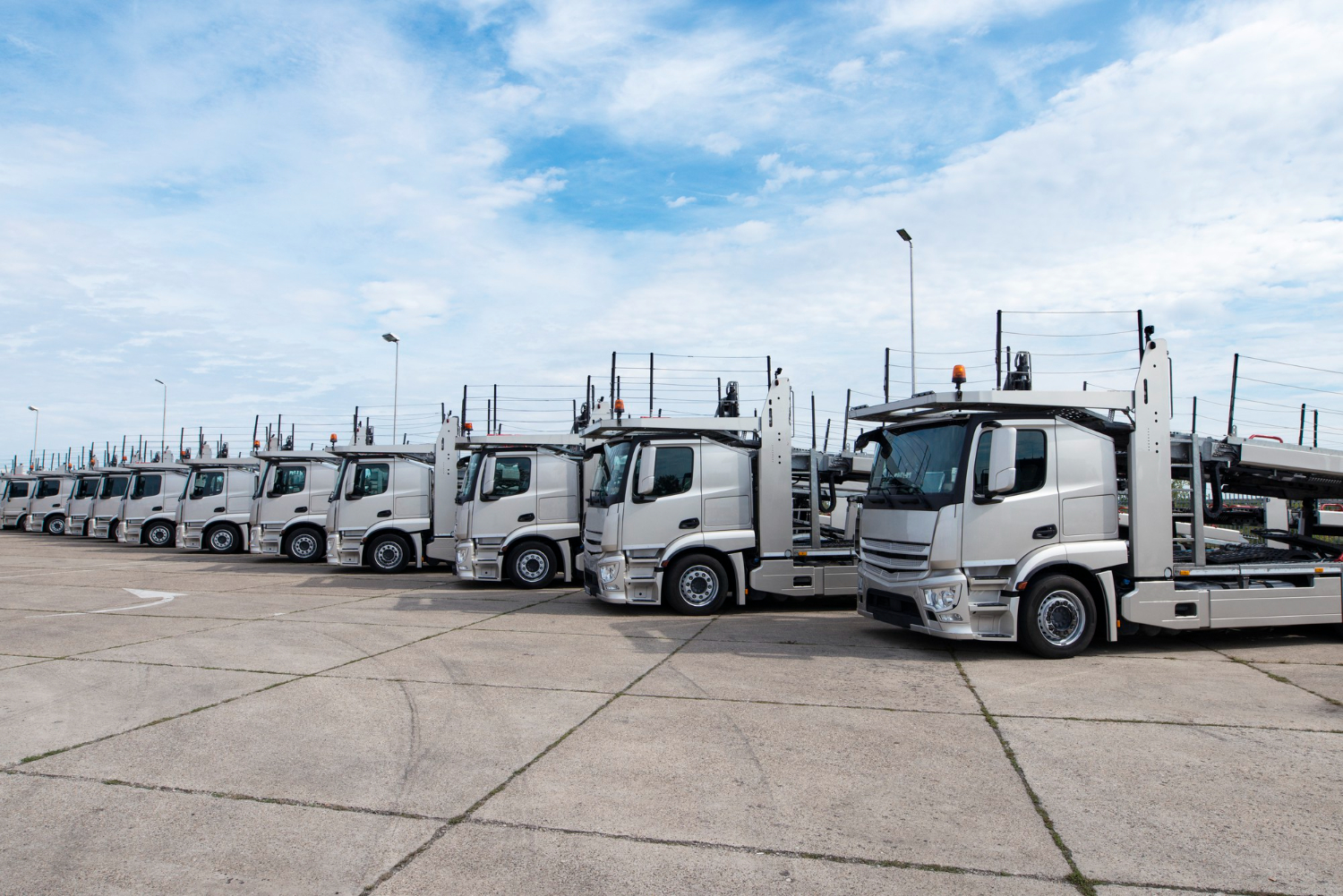 Caminhões estacionados em frente a uma fábrica - Demonstrando nosso ramo e compromisso com a indústria automotiva